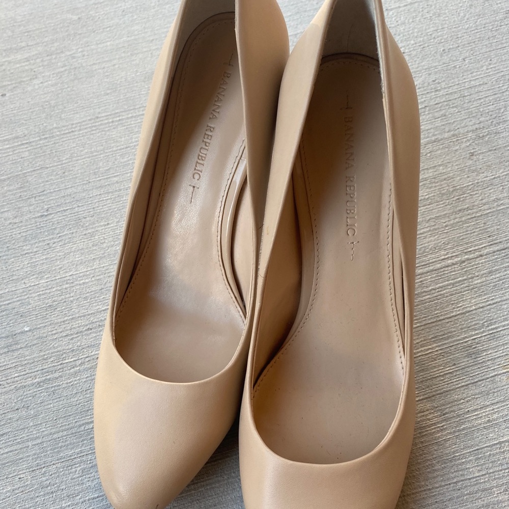 Banana Republic Nude pump heels size 7.5